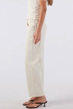 Load image into Gallery viewer, Amo- Billie Loose Fit Straight Leg
