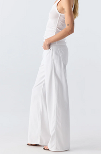 Amo- Regina White