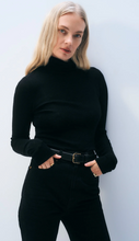 Load image into Gallery viewer, White &amp; Warren- Superfine Cashmere Blend Turtleneck
